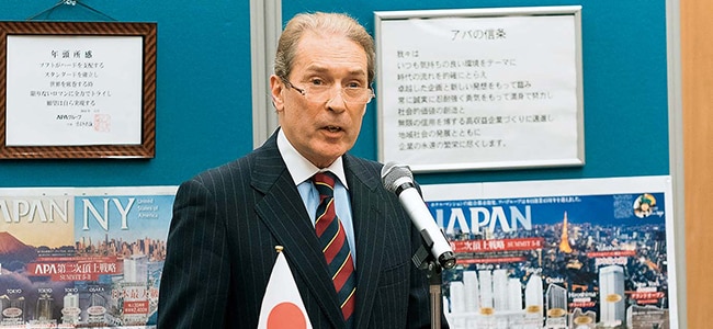 テスラ製薬株式会社取締役社長・医学博士 クリス・アーンショー様